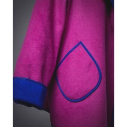 abrigo fucsia e azul