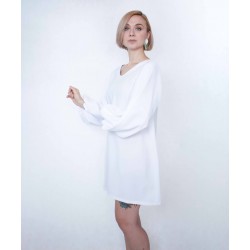 Vestido blanco con mangas abullonadas